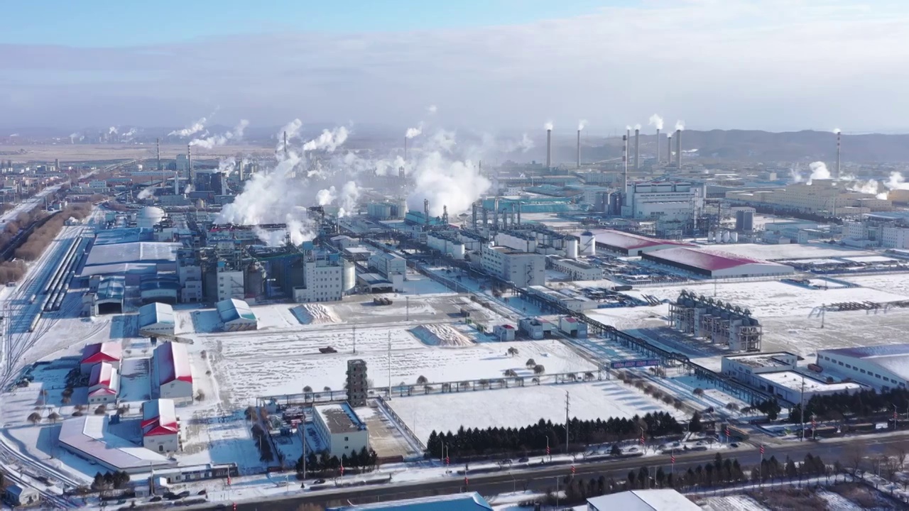 航拍冬天化工园区化工厂烟囱冒烟冒热气雪景视频下载