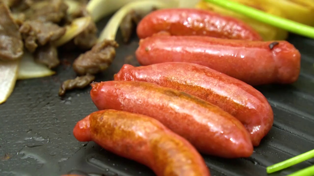 烤盘上的韩式烤肠，齐齐哈尔烤肉视频素材