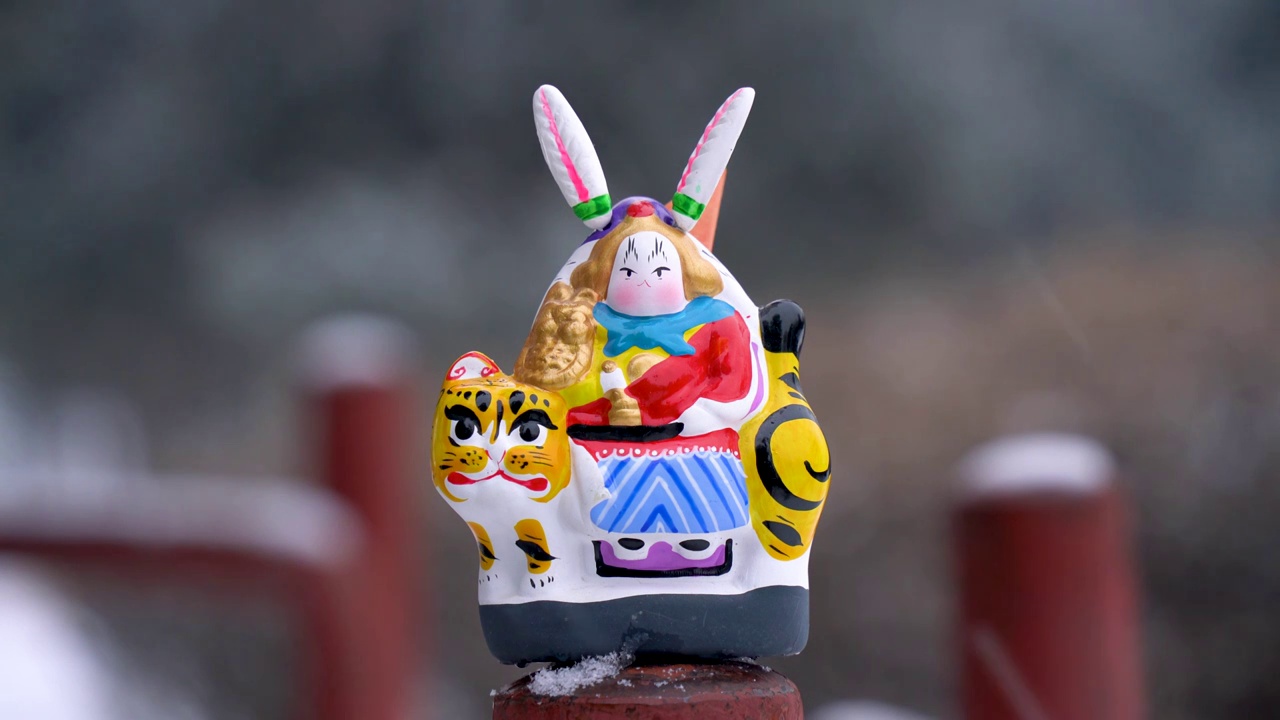 雪中的老北京泥塑玩具兔爷视频素材