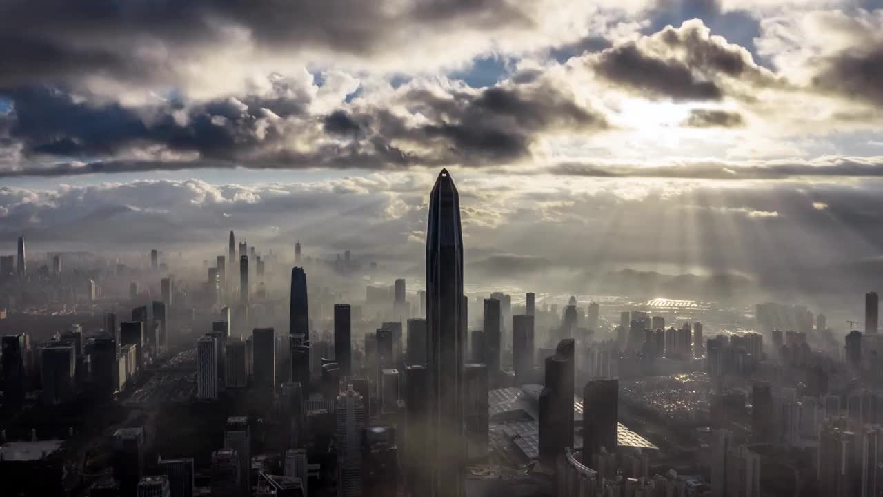 早晨耶稣光照射晨雾中的深圳市区平安金融中心等现代摩天高楼群丁达尔效应视频下载