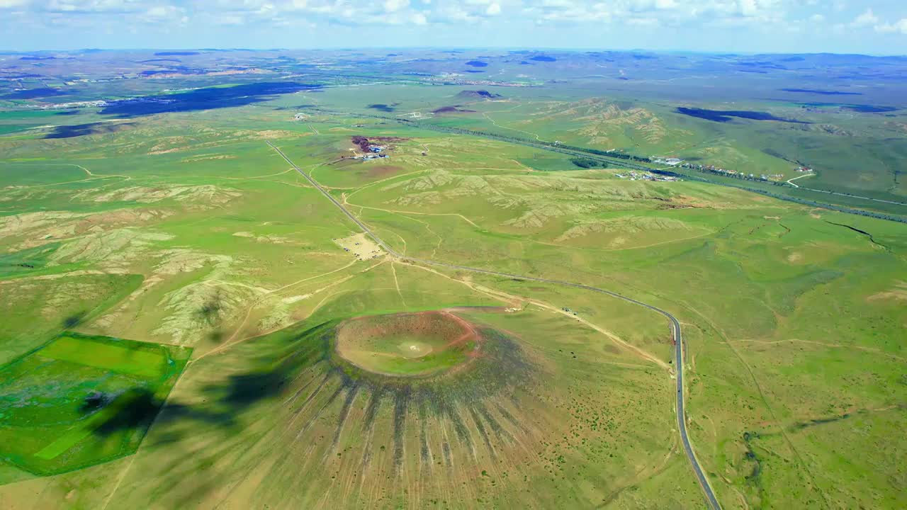 中国内蒙古乌兰察布乌兰哈达火山五号火山航拍视频下载