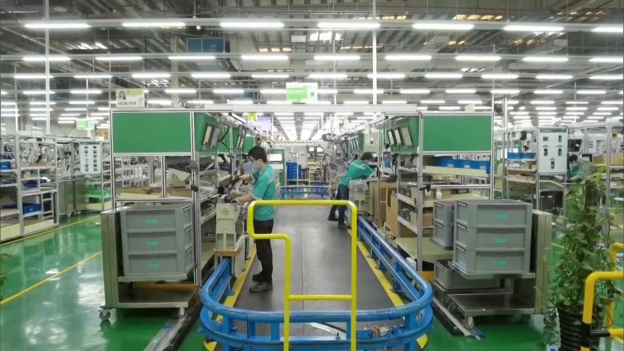 在华外企的工厂自动化生产车间内部生产（选编）视频素材