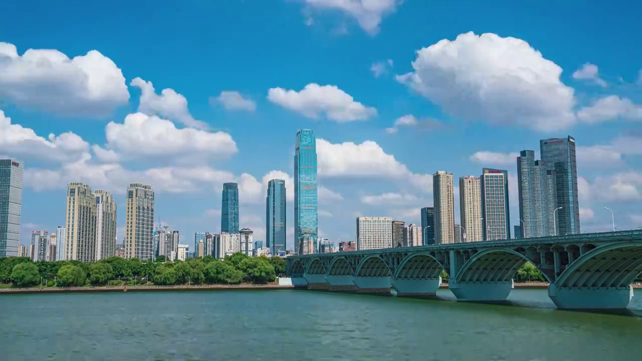 长沙航拍湘江延时摄影蓝天白云国金中心视频素材