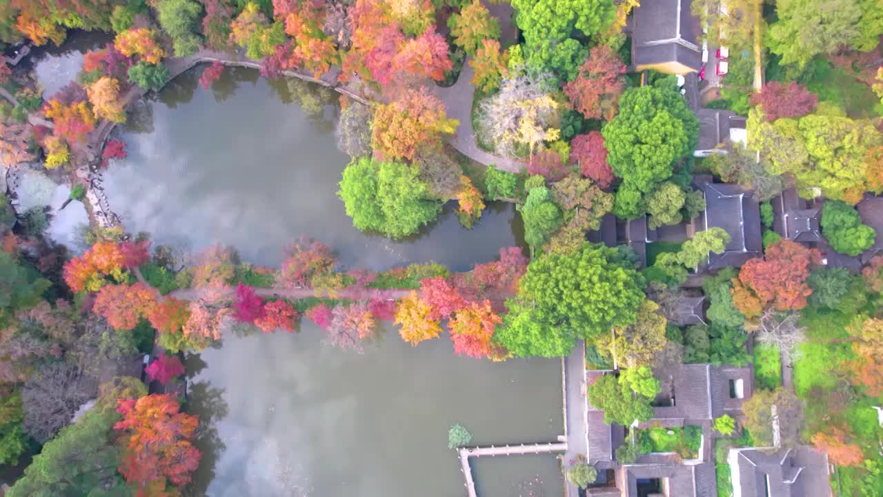 江苏苏州著名赏秋胜地天平山秋天自然风景航拍视频素材