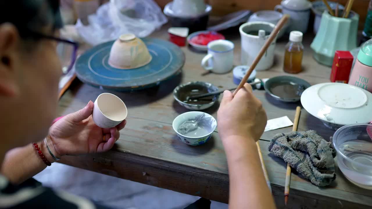 景德镇御窑博物馆工匠在瓷胚上画画视频下载