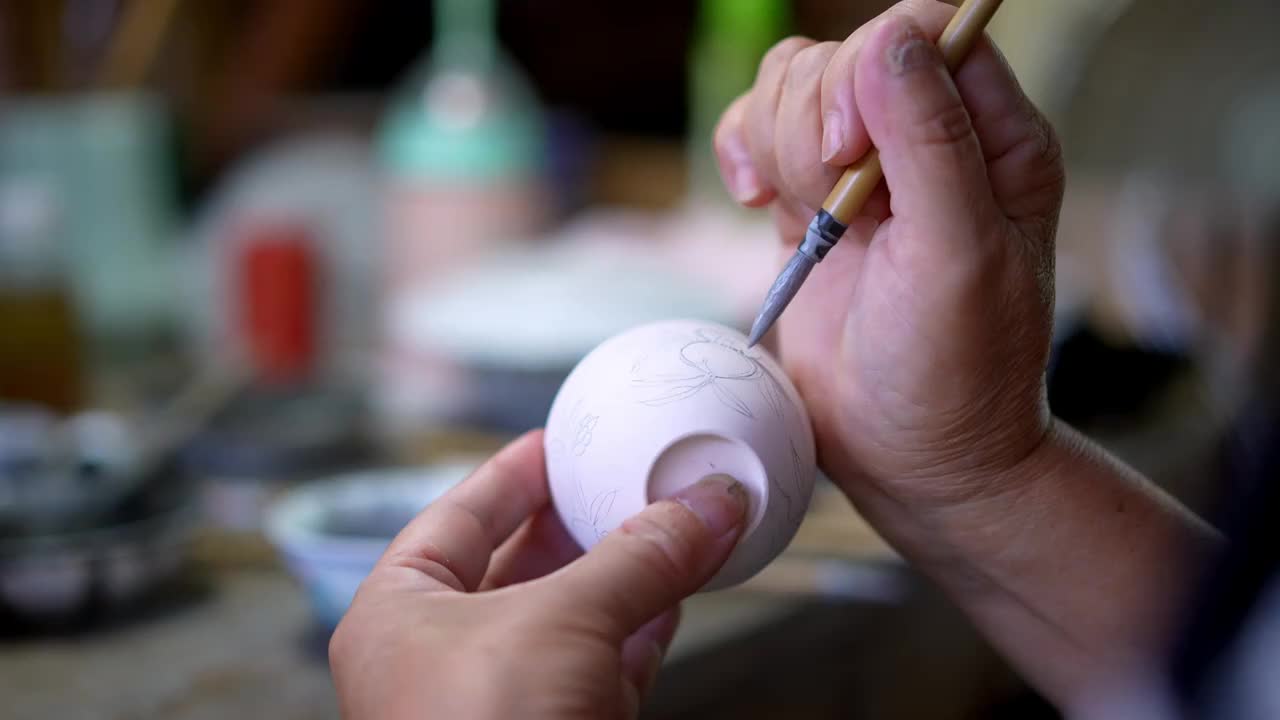 景德镇御窑博物馆工匠在瓷胚上画画视频下载