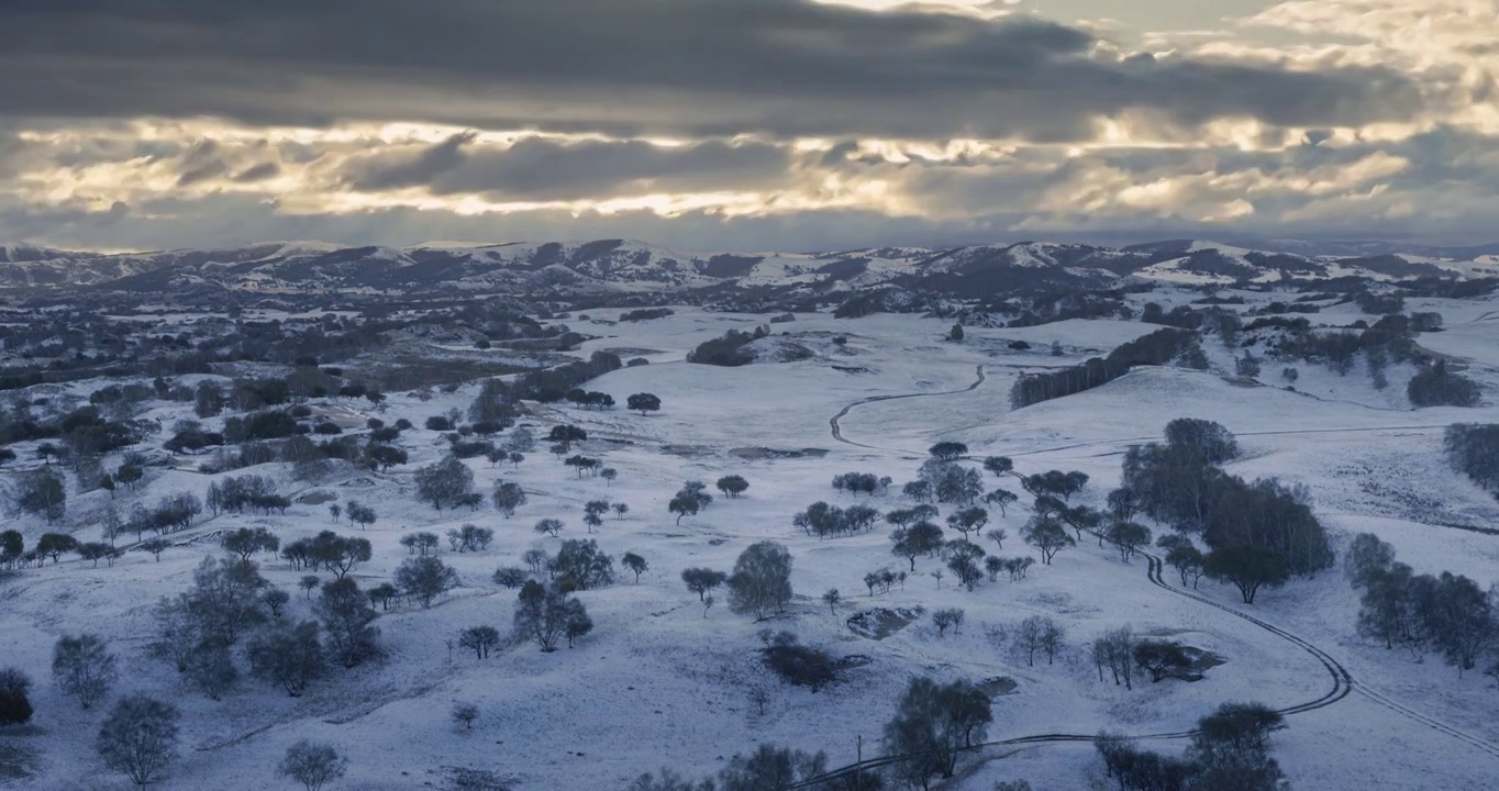 草原的雪景，乌兰布统草原的冬天，积雪覆盖的草原，草原的冬天视频下载