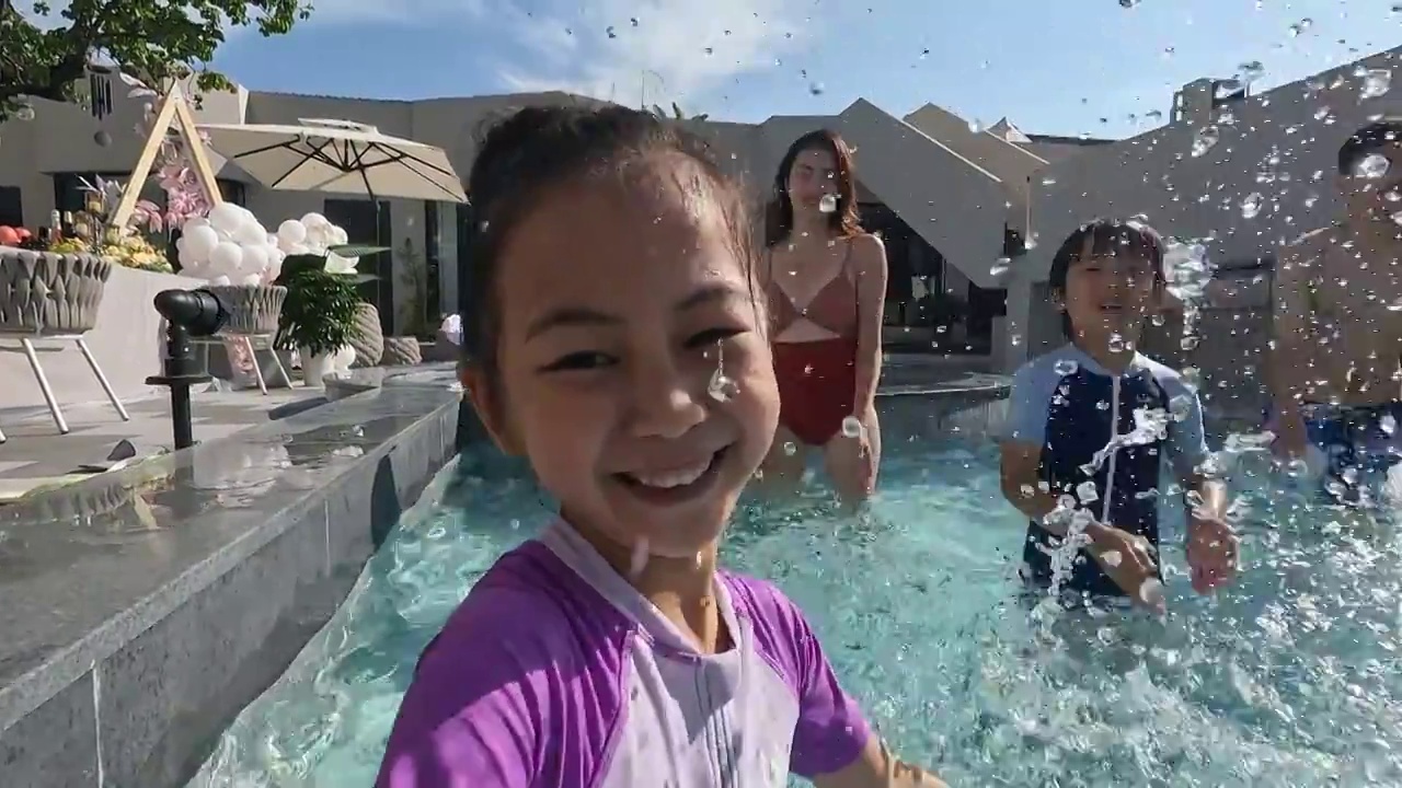 快乐的一家四口在泳池里戏水视频素材