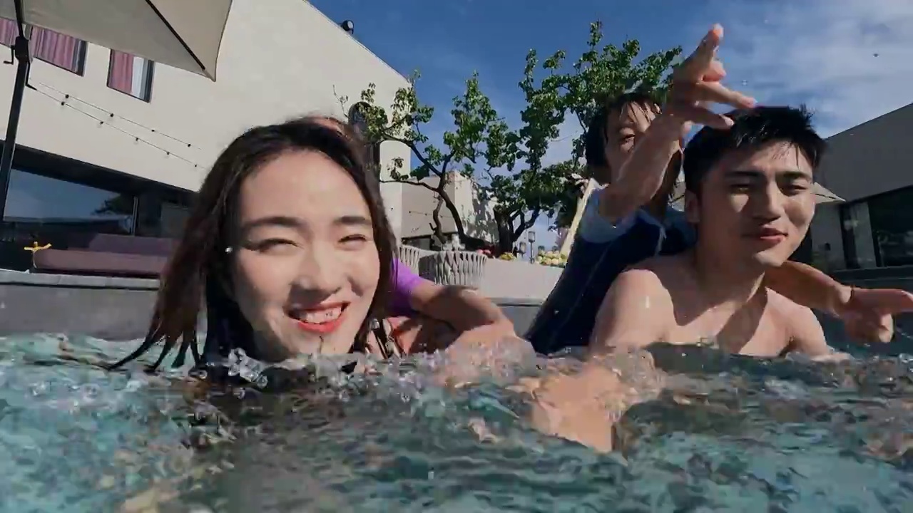 快乐的一家四口在泳池里游泳视频素材