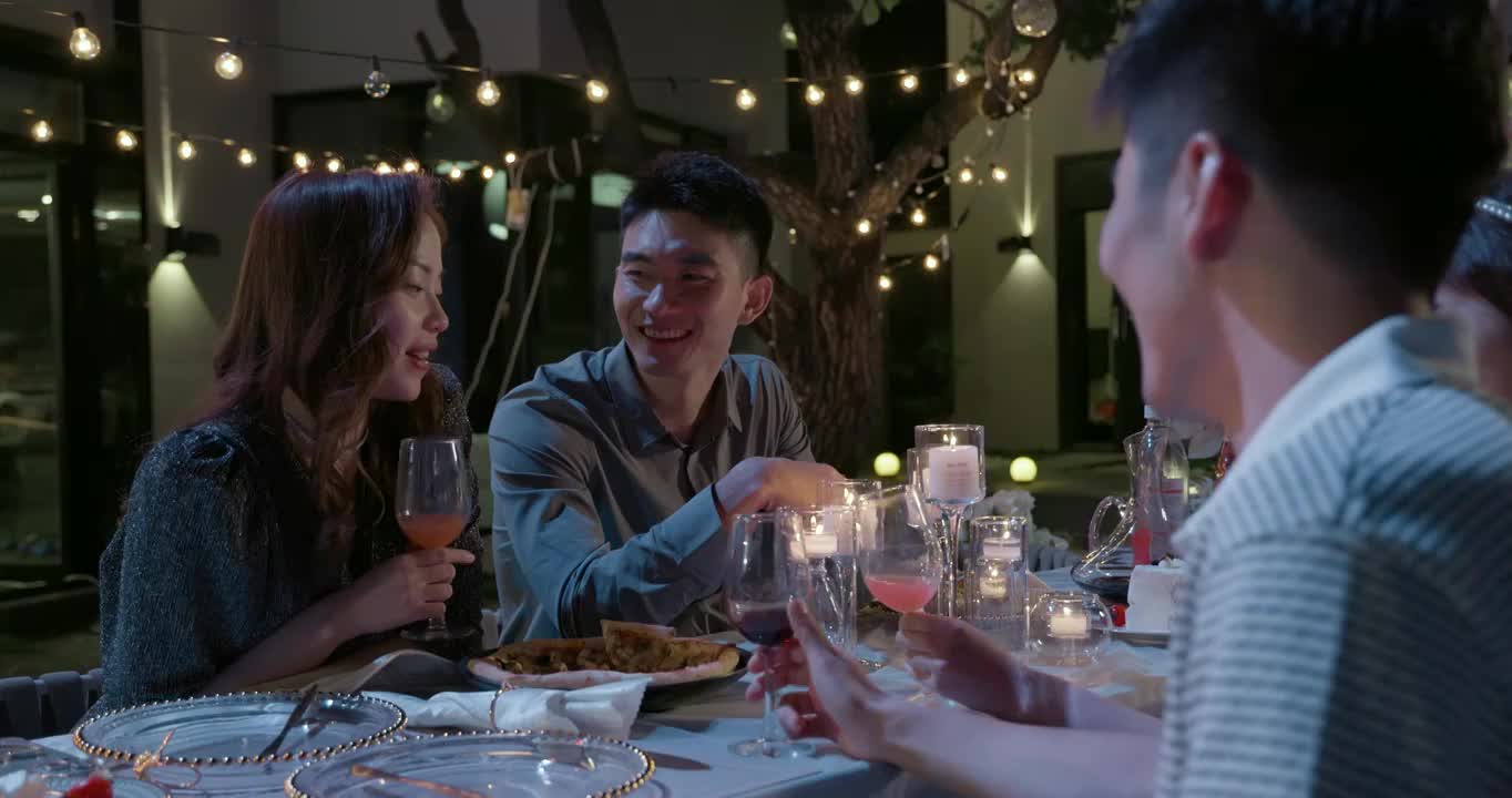 幸福青年伴侣夜晚在餐厅聚会视频素材