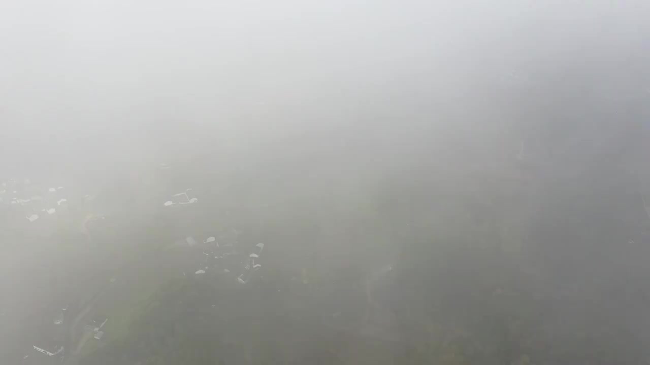 云雾之下的梯田村落航拍视频素材