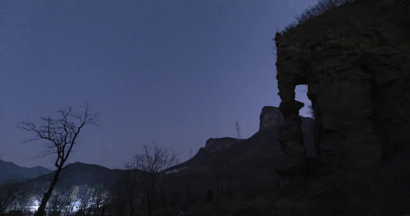 夜晚的星轨，北京房山象鼻山的星空与星轨，斗转星移视频素材