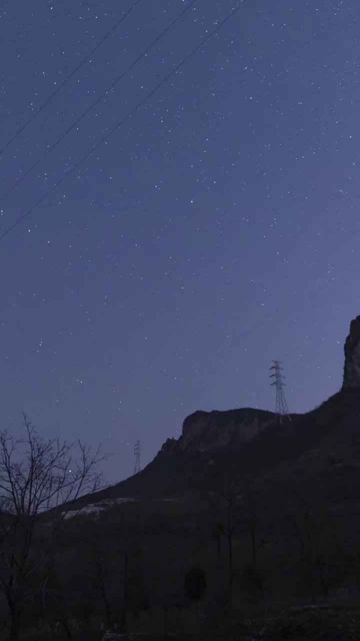 夜晚的星轨，北京房山象鼻山的星空与星轨，斗转星移视频素材