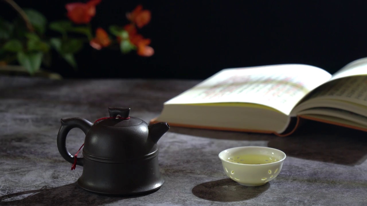 紫砂壶 茶杯和一本书视频素材