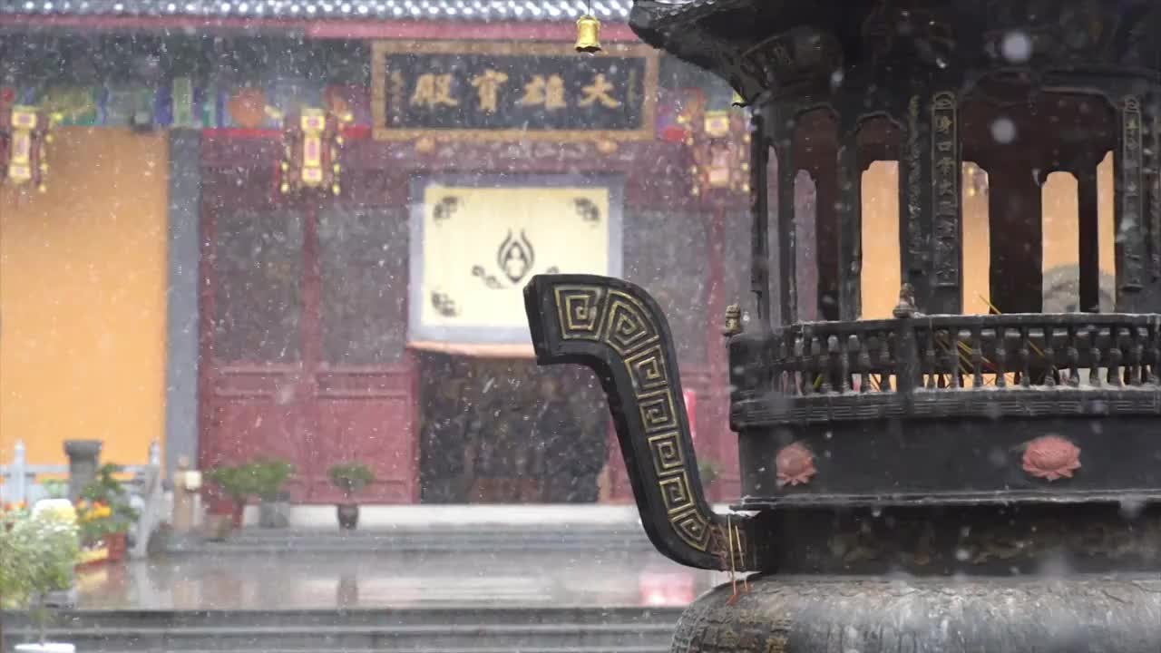4K慢动作升格拍摄大雪纷飞的寺庙古建筑视频购买
