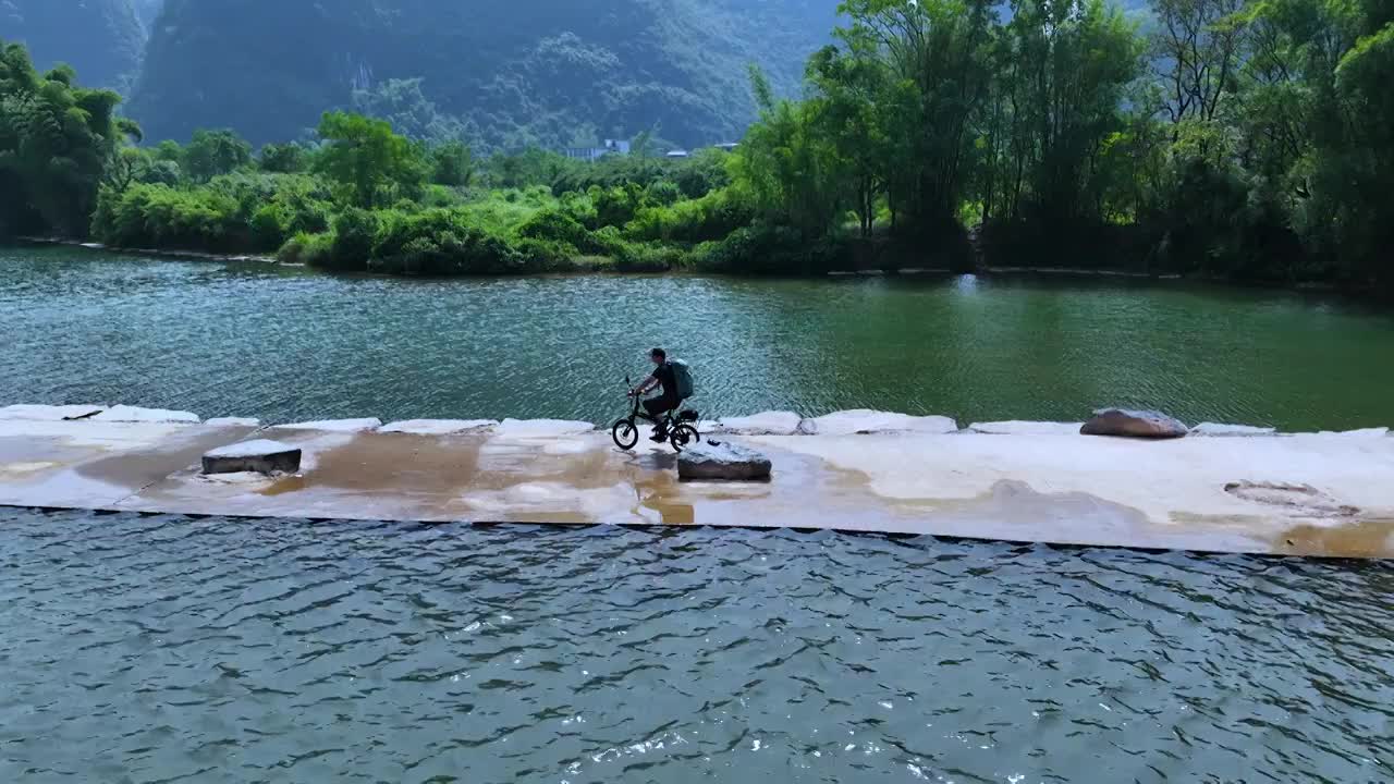 骑行在阳朔遇龙河上视频下载