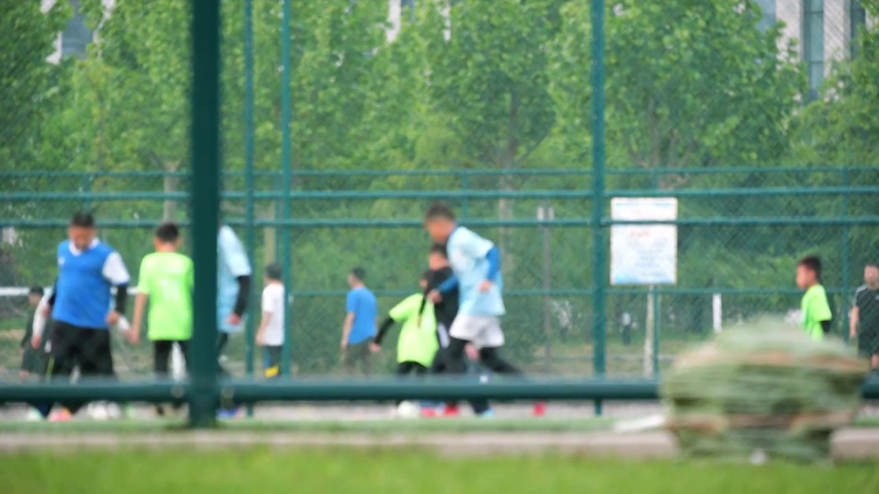 公园体育场运动员踢足球训练培训锻炼身体视频素材