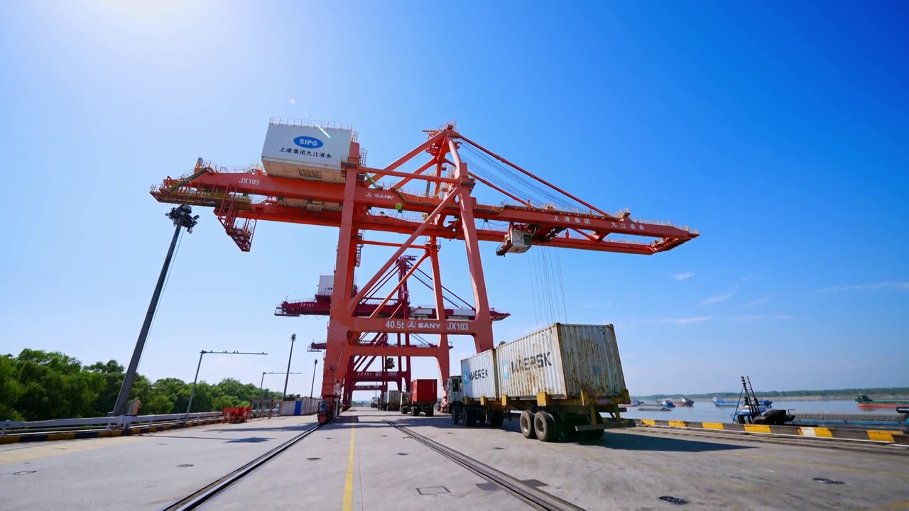 九江港口集装箱货运码头视频素材