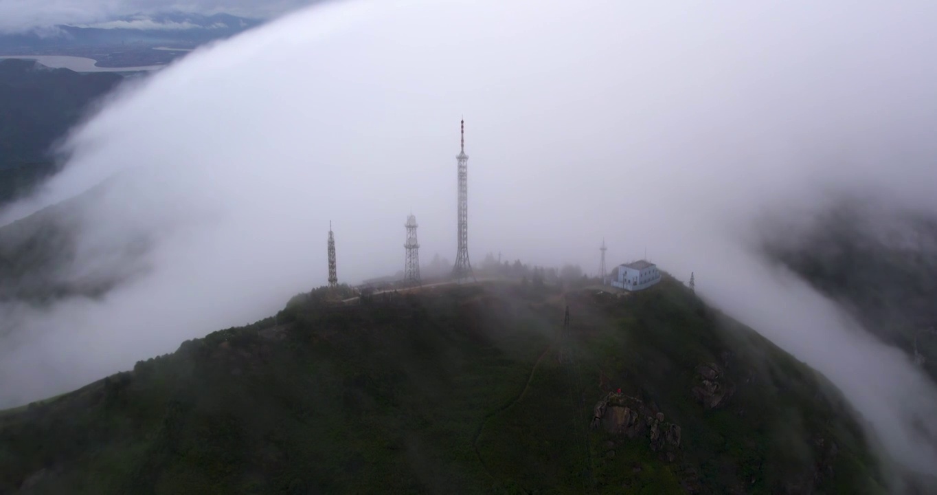 云雾缭绕，仙境般的吹台山 莲花山视频素材