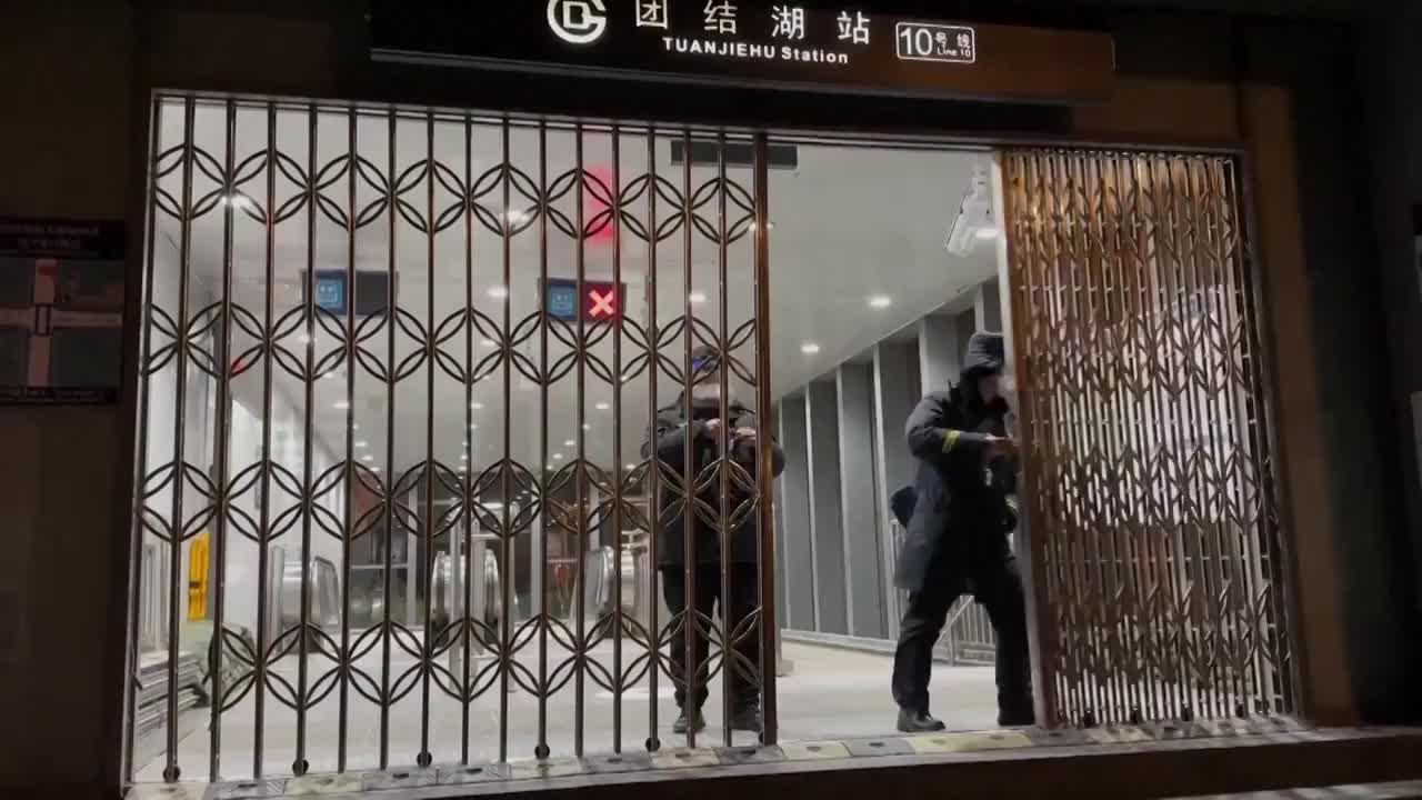中国首都北京疫情限制放松后逐步恢复正常熙熙攘攘（选编）视频购买