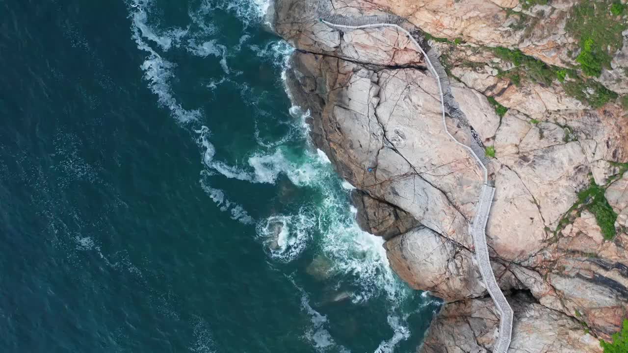 广东阳江海陵岛海浪拍打礁石视频素材