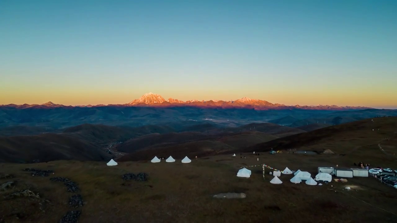 甘孜州八郎生都露营地航拍雅拉雪山日落延时视频素材