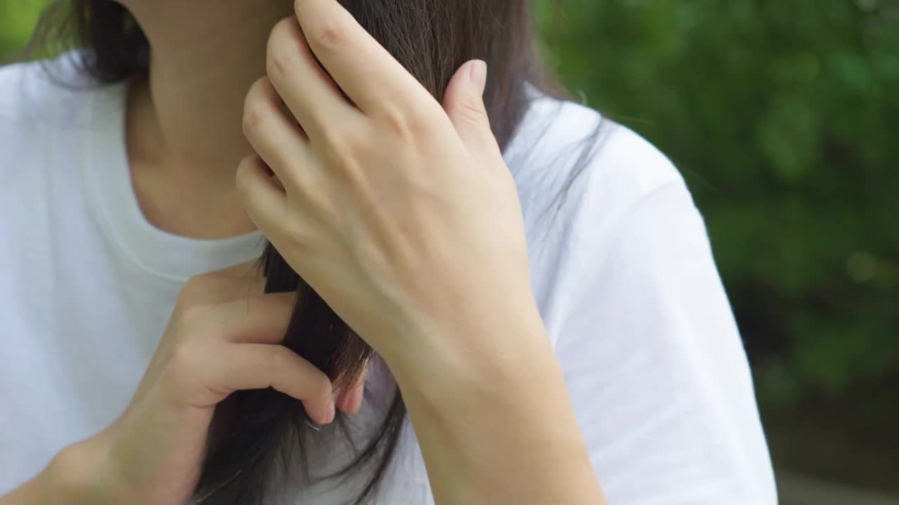 亚洲人中国人女性梳头发掉头发疾病视频素材