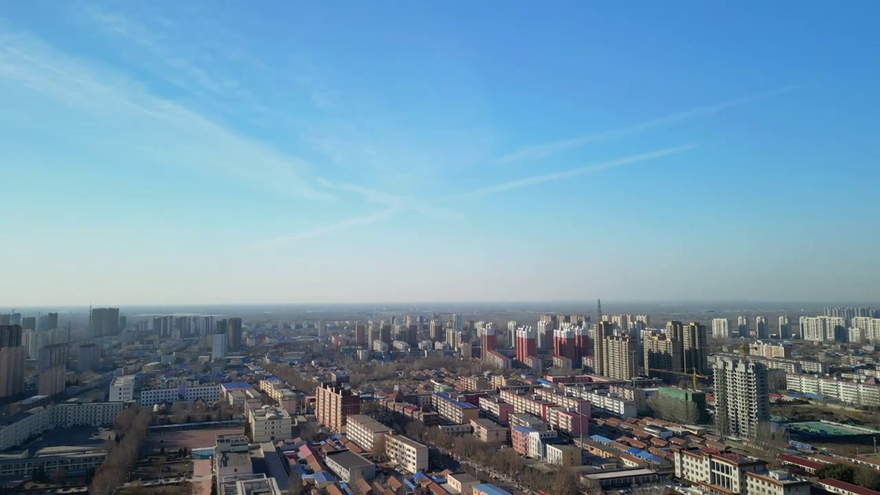 4K低角度航拍北方冬天的城市天际线背景视频下载