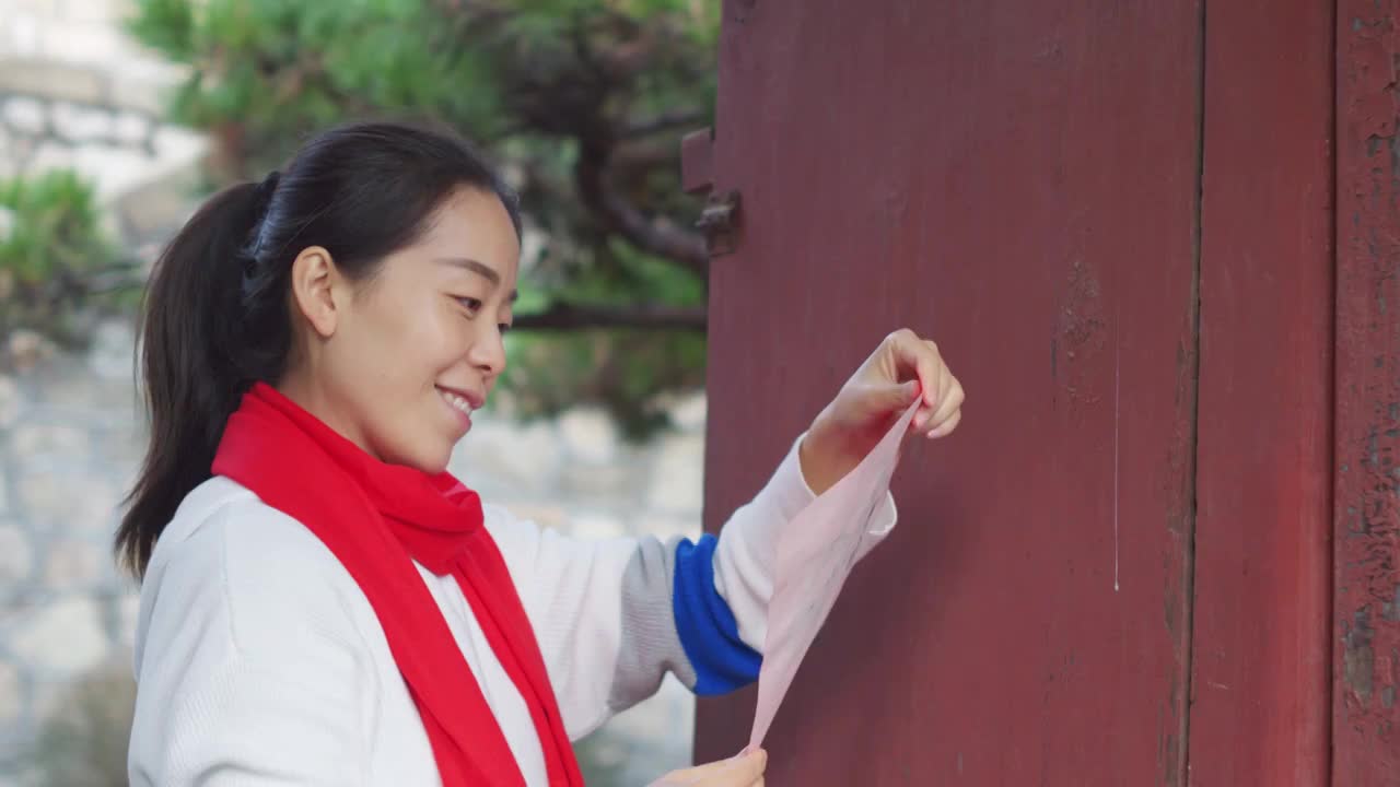 亚洲中国人女性家门口拜年新年快乐视频下载