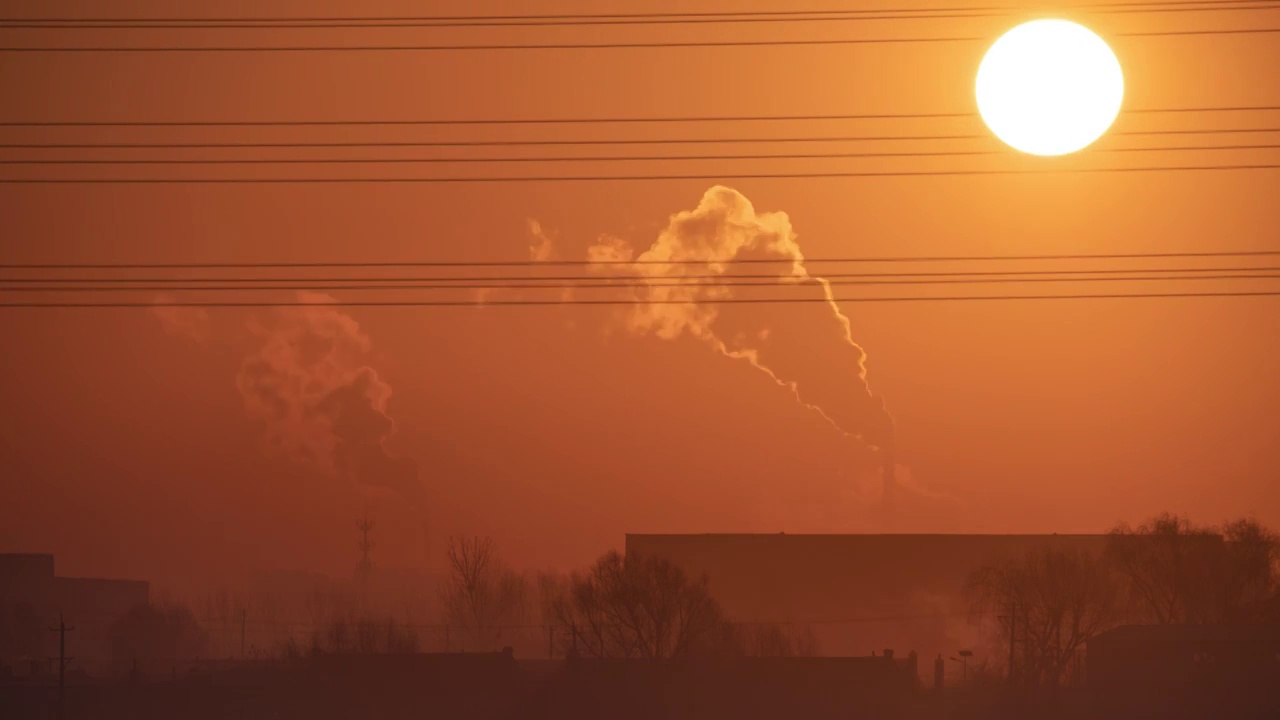 北方冬季供暖后空气污染严重，工厂大量排放废气的日出延时视频素材