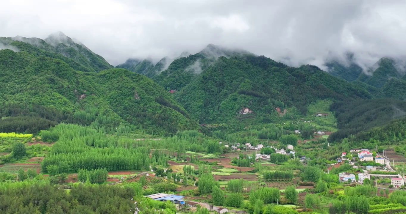 航拍空中鸟瞰云雾缭绕的山间乡村视频素材