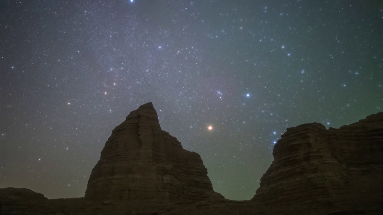 星空延时：新疆大海道地貌与星空视频素材