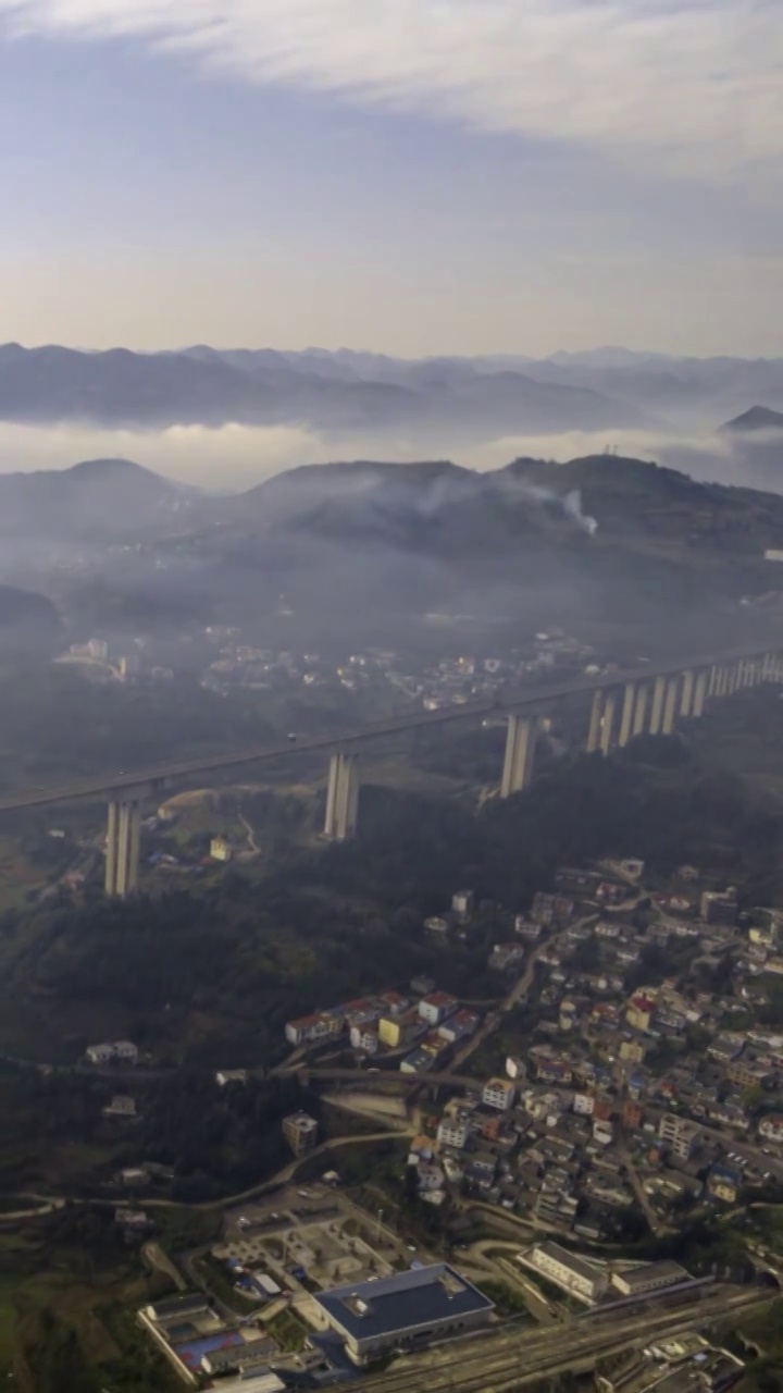 高清竖屏延时航拍贵州特大桥云雾飘渺视频素材