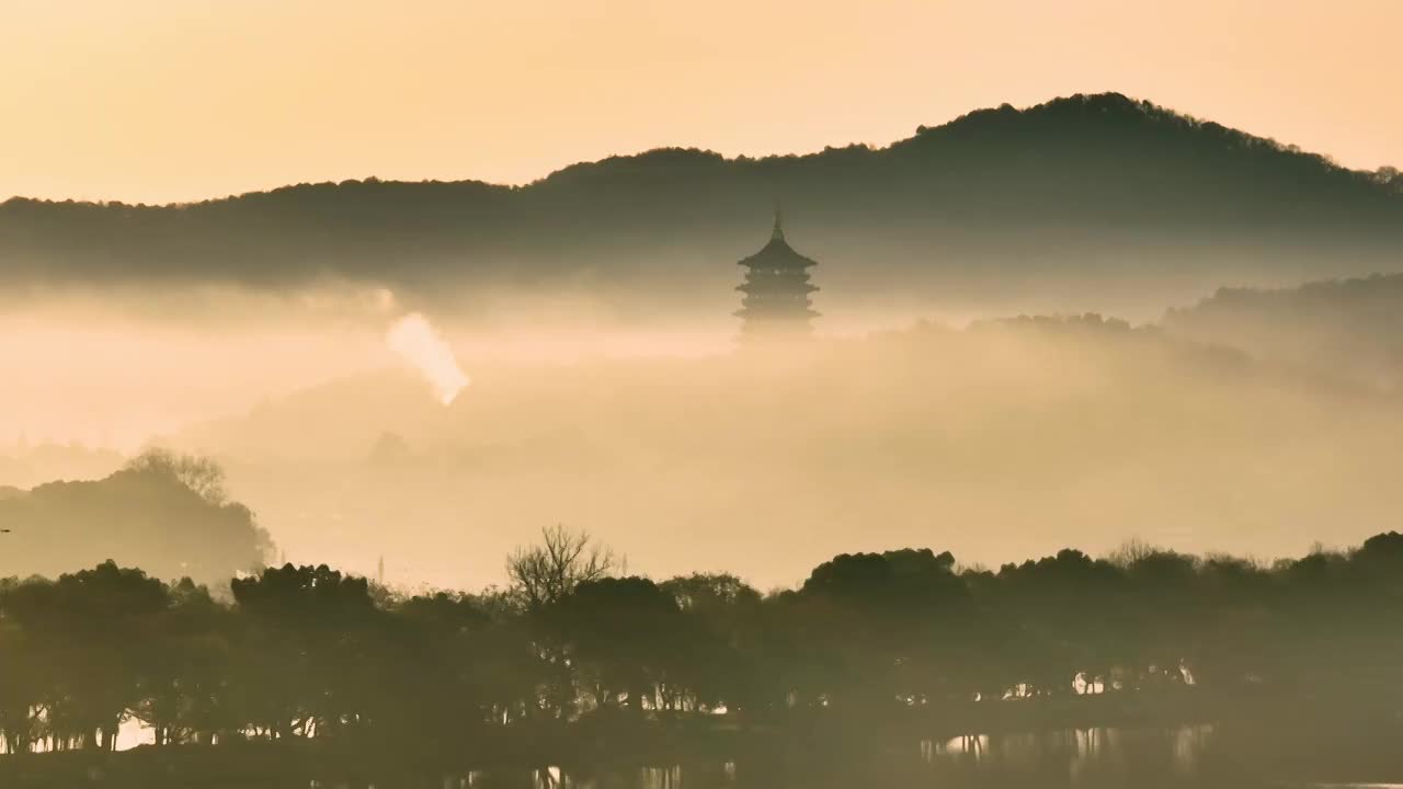 晨雾中的西湖雷峰塔视频下载