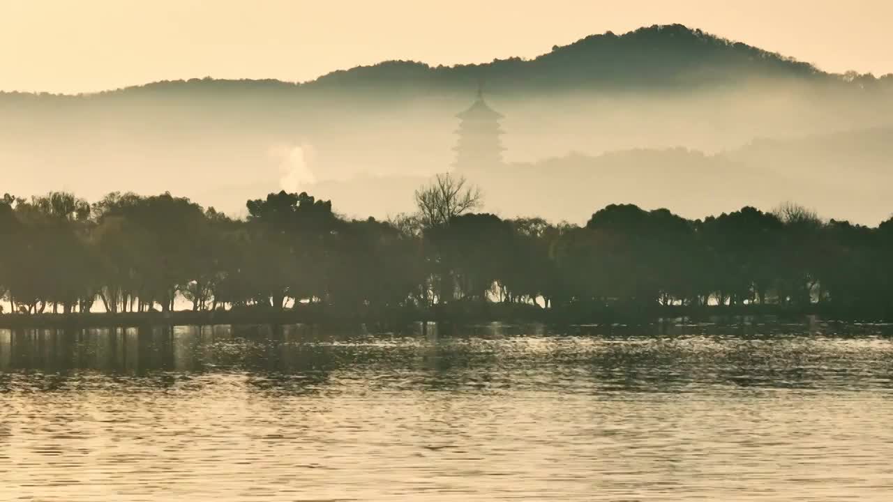 晨雾中的西湖雷峰塔视频下载