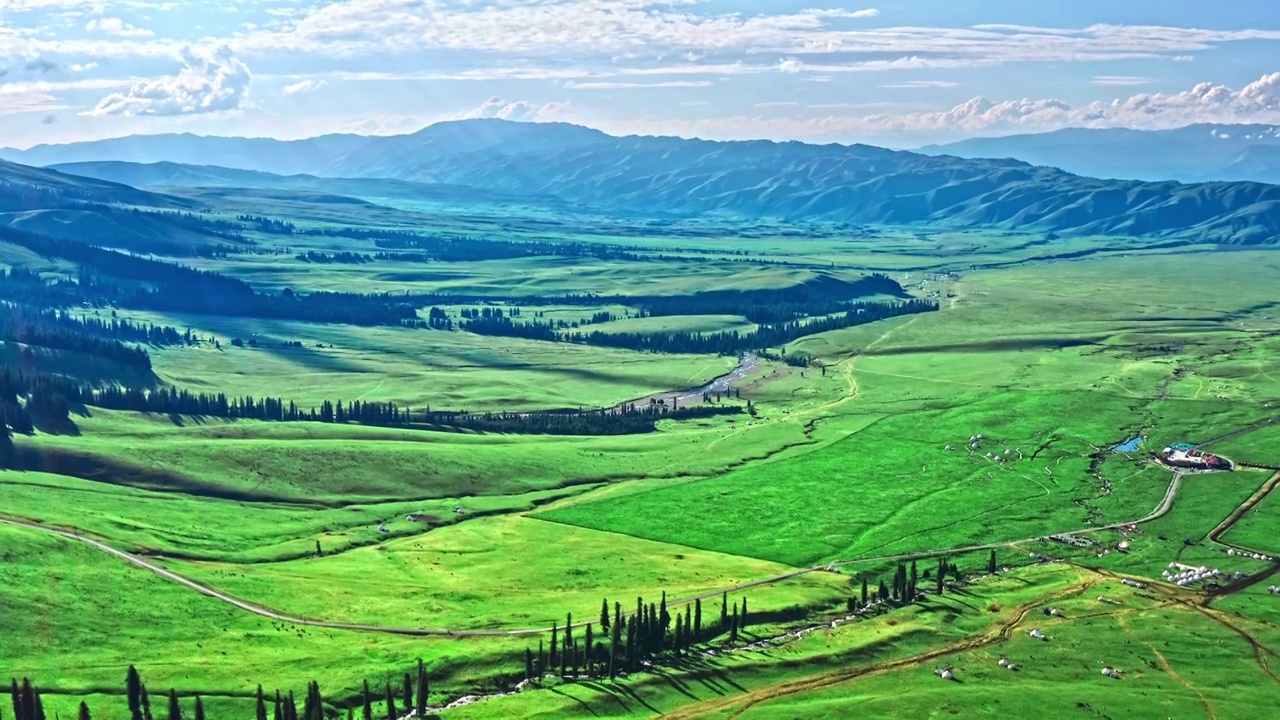 航拍中国新疆草原和山脉自然风光视频下载