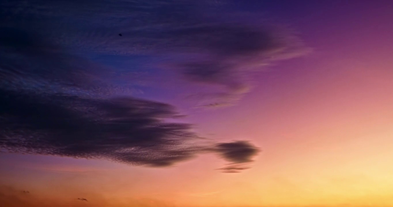 日落时五颜六色的天空云延时摄影视频素材