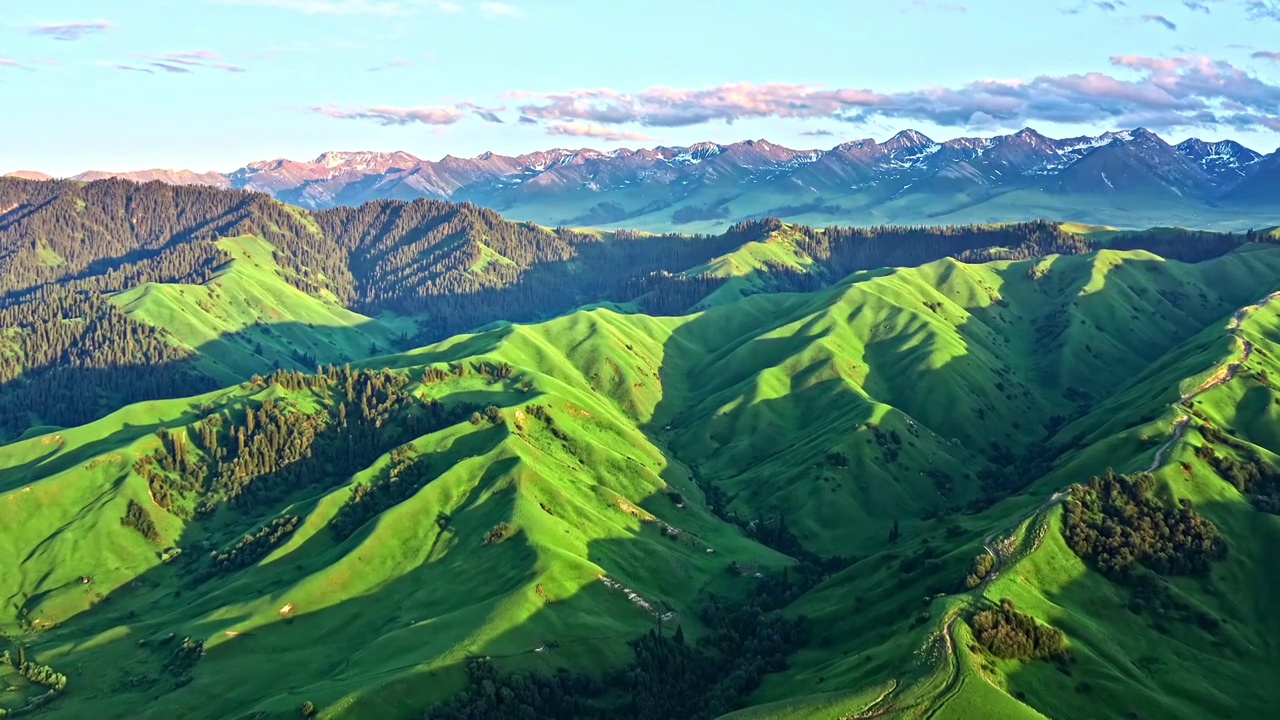 航拍中国新疆日出时山脉草原自然风光视频下载