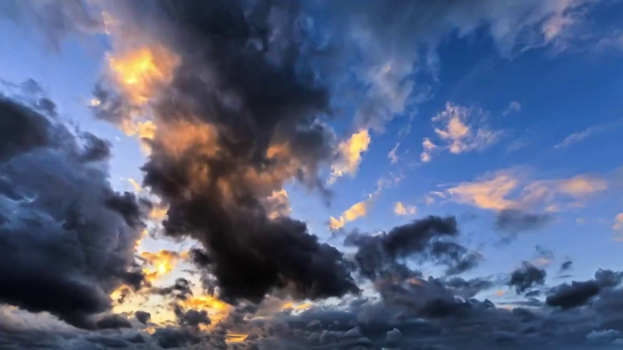 日落时五颜六色的天空云延时摄影视频素材