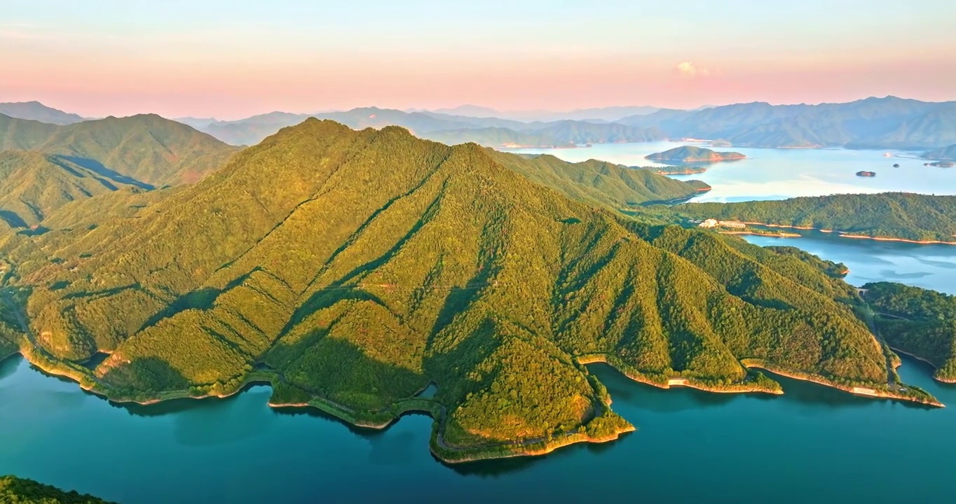 航拍中国杭州千岛湖日落时山脉湖泊自然风光视频素材