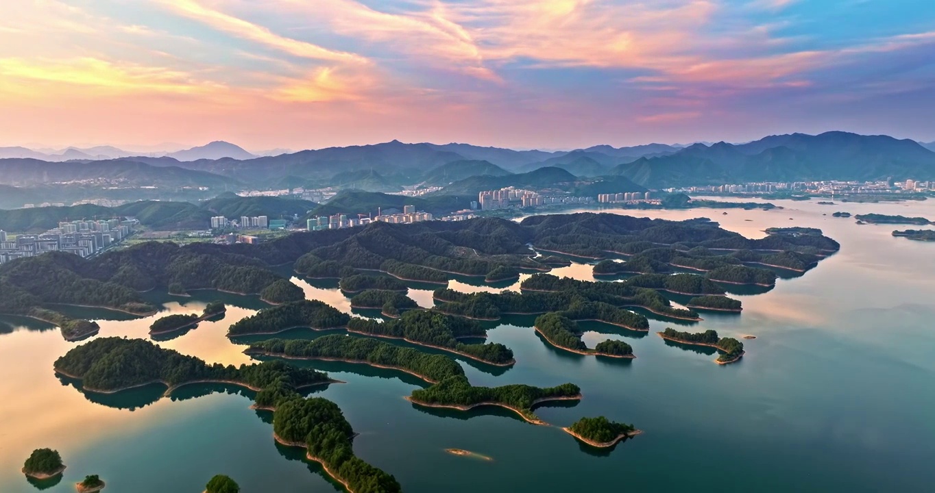 航拍中国杭州千岛湖日落时山脉湖泊自然风光视频素材