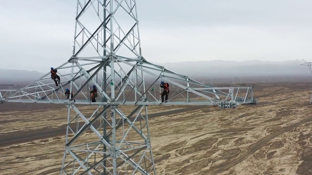 航拍：新疆戈壁滩上建设的铁塔   变电站视频购买