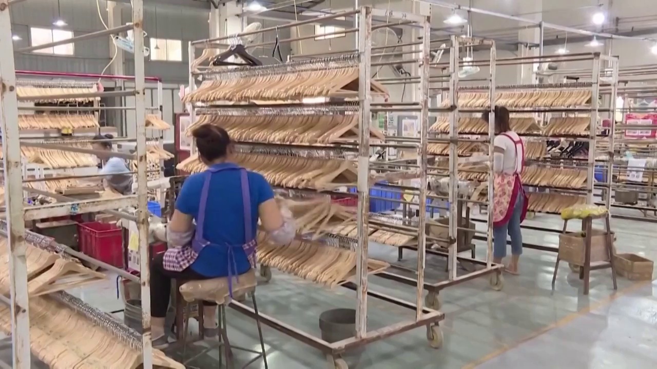 中国轻工业工厂内部生产衣架生产线（选编）视频下载