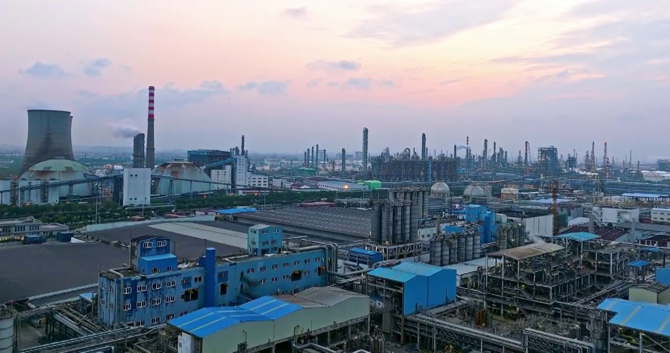 日落时炼油厂石油天然气石化工业的建筑景观视频下载