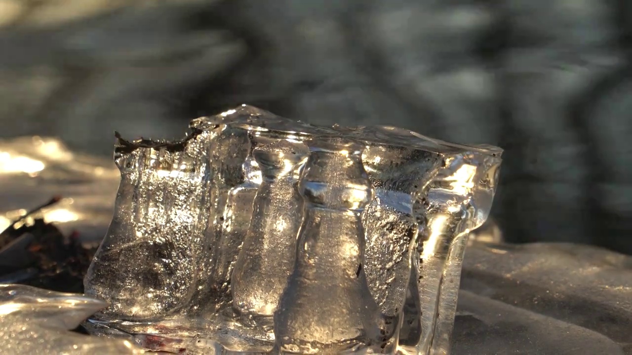 4K冬日暖阳晶莹剔透的冰块河流解冻视频下载