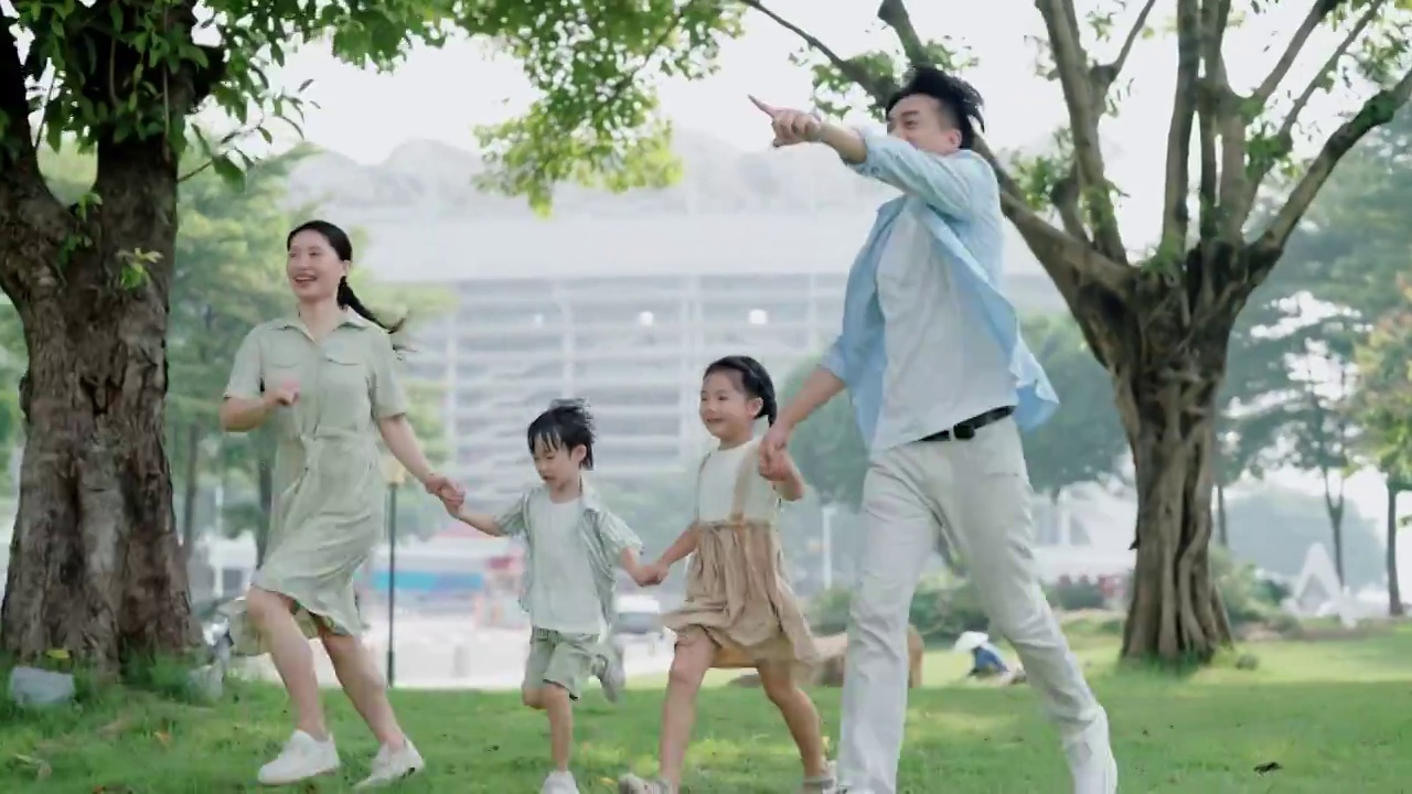 开心的一家人在草地上奔跑视频下载