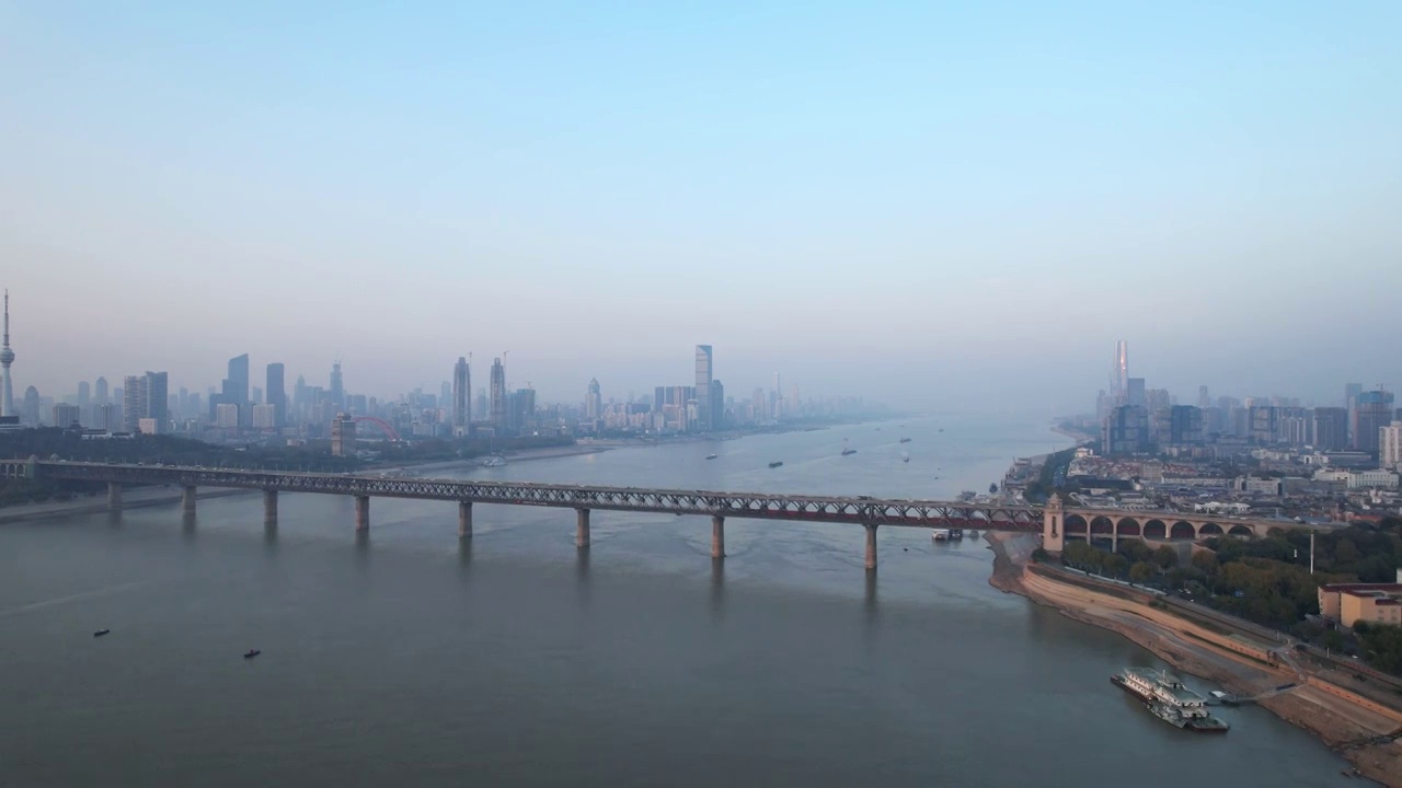 4K航拍武汉长江大桥火车通过视频下载