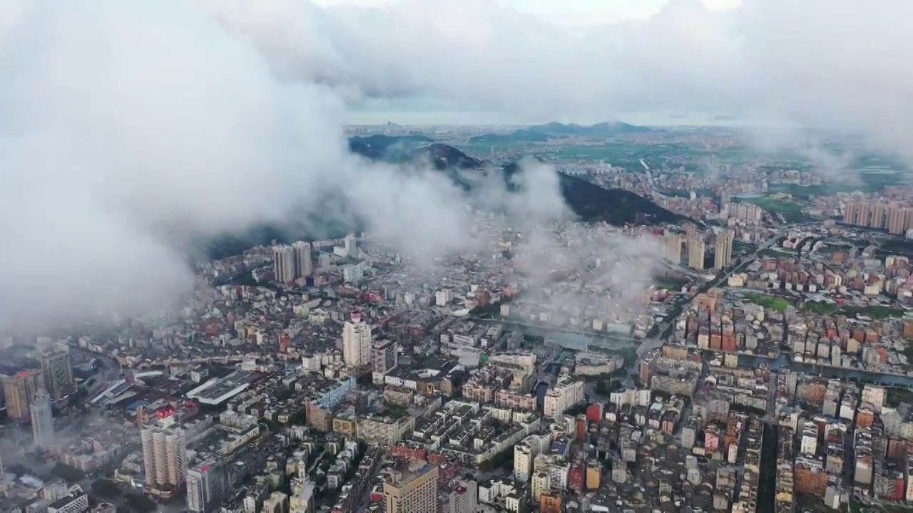 柳市镇上空日落-无人机穿云视频素材
