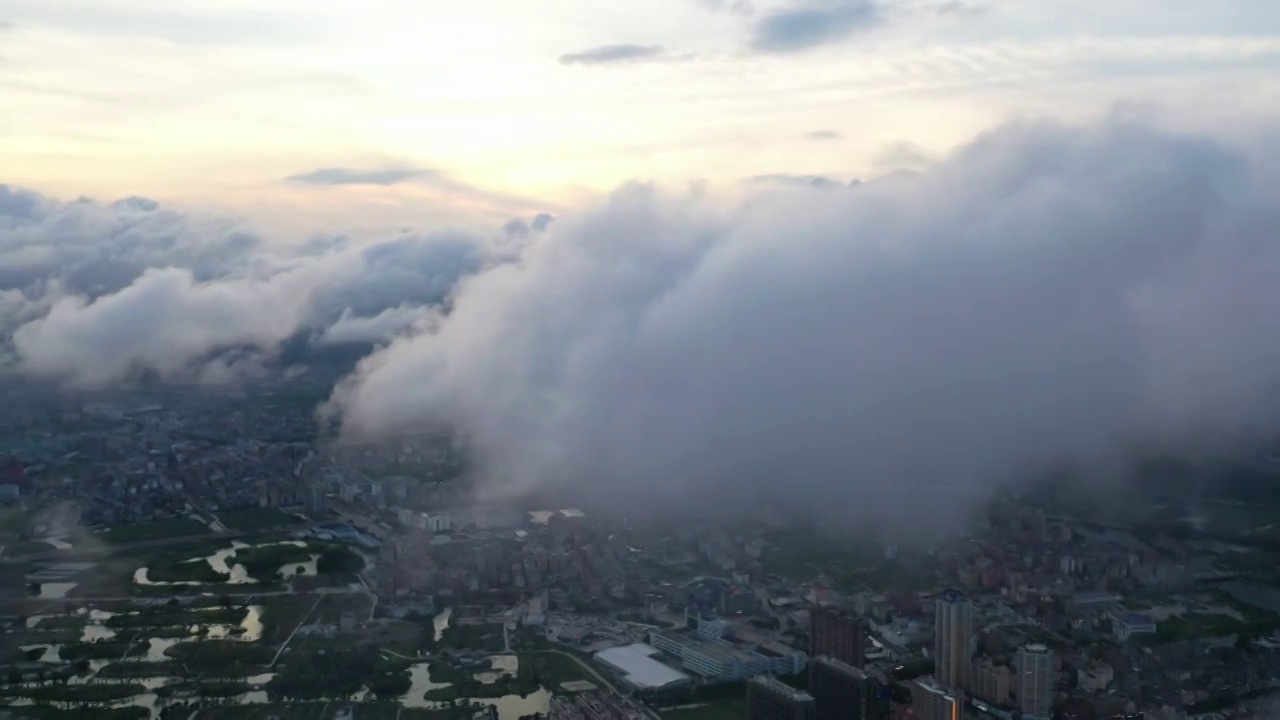 柳市镇上空日落-无人机穿云视频素材