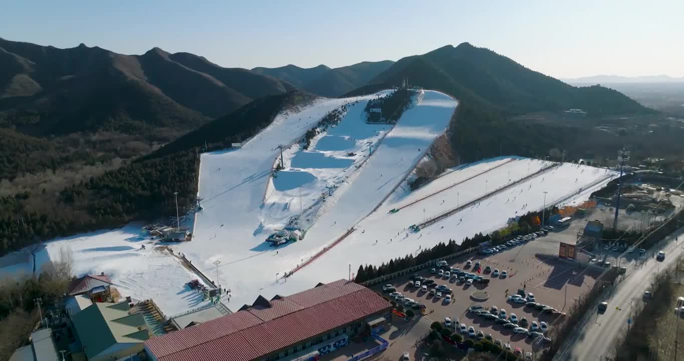 航拍空中鸟瞰市民群众在滑雪场滑雪视频下载